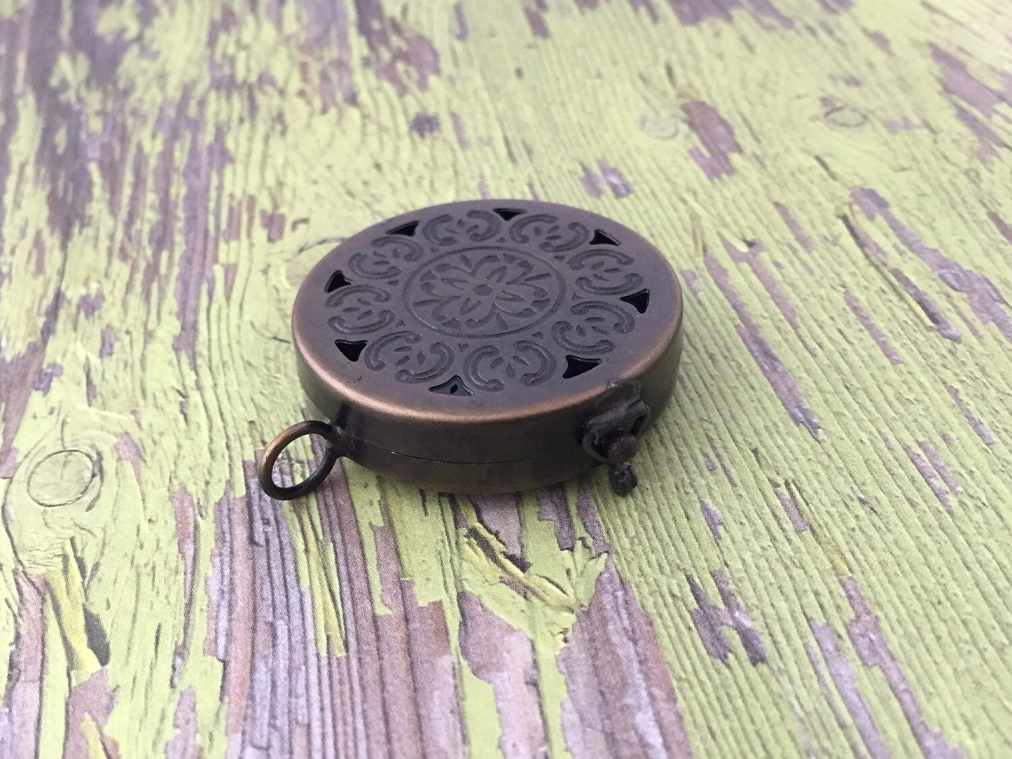 Round Bronze Metal Filigree Locket Box Shadow Box Pendant Apothecary Charm Antique Copper Floating Locket Vintage style Shadowbox