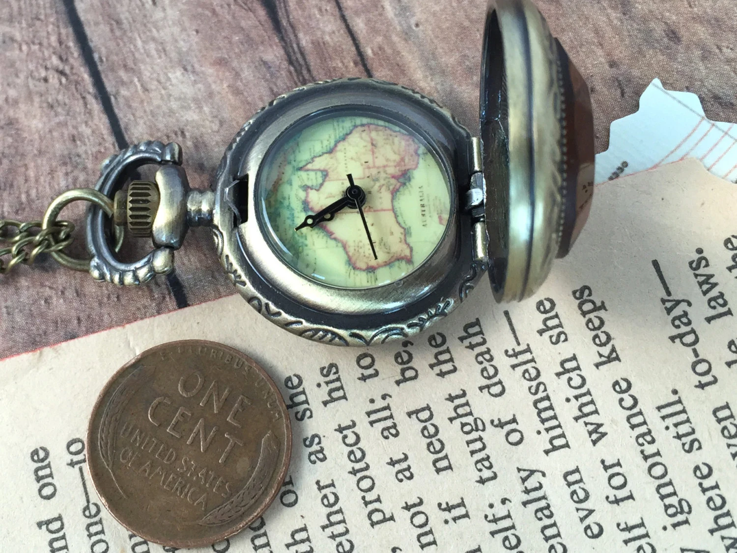 Small Glass Door Map Pocket Watch Necklace Coffee Glass Jewel Door Pocketwatch Pendant Necklace Chain & Battery Included